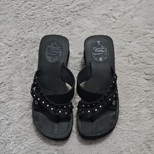 Skechers black studded heeled sandals toe strap size 7.5